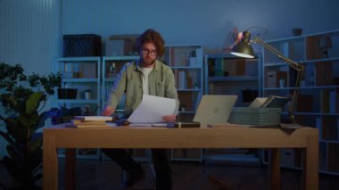 Uzaktan Çalışma ve Üretim. Dokümanlar ve Dizüstü bilgisayarla Gece Geç Saatlere Kadar Olgun Profesyonel Çalışmalar, Teslim Tarihlerini, Araştırmaları ve Modern Uzaktan İşlere Odaklanma Sorunlarını Sembolize Ediyor.