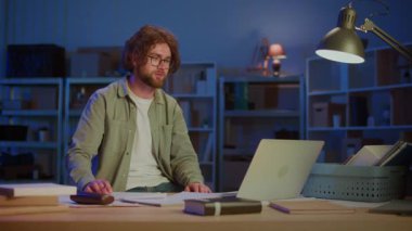 Online Sunum. Sanal Görüntü Çağrısında Kendine Güvenen Profesyonel Adam Hareketi ve Açıklama Kavramları. Uzaktan İletişim, İş Eğitimi, Dijital Eğitim ve Evden Çalışma kavramı.