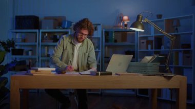 Uzaktan Çalışma ve Üretim. Dokümanlar ve Dizüstü bilgisayarla Gece Geç Saatlere Kadar Olgun Profesyonel Çalışmalar, Teslim Tarihlerini, Araştırmaları ve Modern Uzaktan İşlere Odaklanma Sorunlarını Sembolize Ediyor.