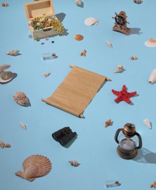 Deniz kabuklarından oluşan yaratıcı desen, gemiden çeşitli elementler ve hazine sandığı. En az mavi arkaplan.