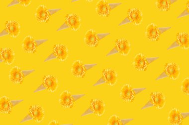 Sarı arka planda çok az devriye var. Dondurmalı bahar konsepti ve sarı papatya..