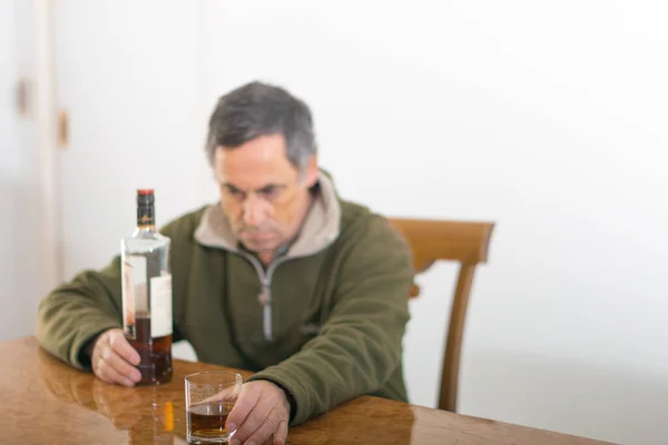 Adulte Atteint Une Dépendance Alcool — Photo