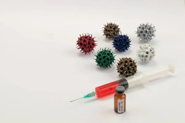 Разноцветный Коронный Вирус Шприц Вакцина Белом Фоне — стоковое фото