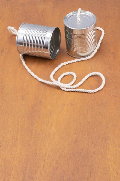 Kasaba ahşap arka planında telefon olarak kablolar birleşti