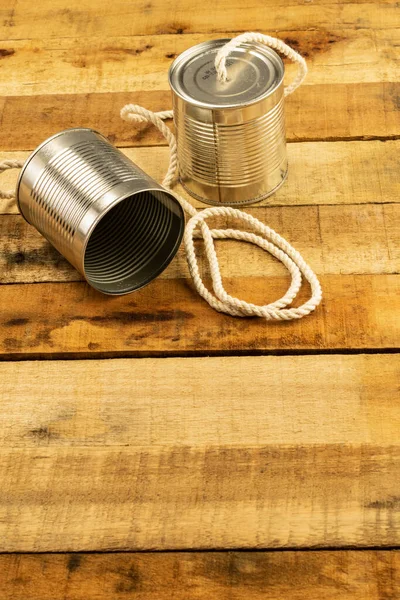 Latas Unidas Por Cabo Como Telefone Fundo Madeira Rústico — Fotografia de Stock