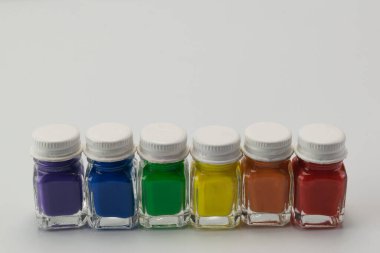 Renkli altı cam kavanoz.