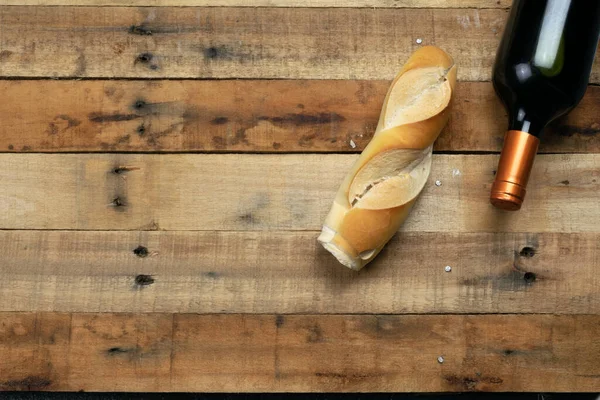 Garrafa Vinho Horizontal Pedaço Pão Despojado Uma Mesa Madeira Rústica — Fotografia de Stock