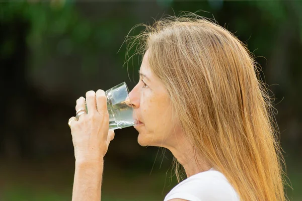Mulher Perfil Beber Água Copo Vidro — Fotografia de Stock
