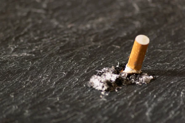 Cigarro Filtro Marrom Maçante Pedra Cinza Com Cinzas Torno Dele — Fotografia de Stock
