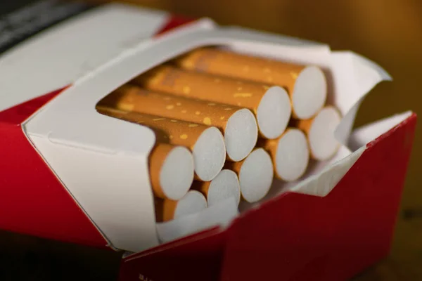 Nyílt Cigaretta Csomag Tíz Teljes Cigaretta Nagyon Közelről — Stock Fotó