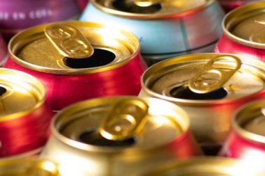 Geri dönüşüm için çeşitli renklerde bira kutuları aç