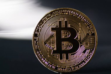 Bitcoin önplanı koyu arkaplanda