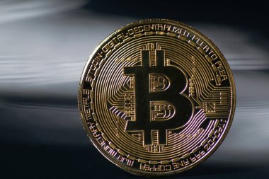 Bitcoin para koyu arkaplanda ön planda