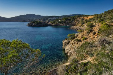 IBIZA, İspanya, 13 Mart 2021, Akdeniz manzaralı güzel mavi gökyüzü