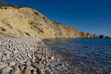 IBIZA, İspanya, 13 Mart 2021, Akdeniz kayalık plajı güzel mavi gökyüzü