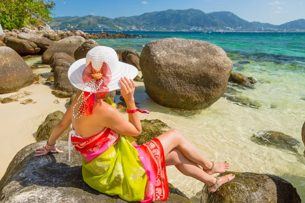 Mulher na praia do paraíso — Fotografia de Stock