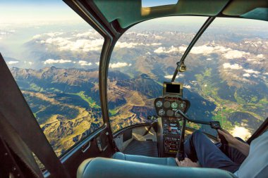 dağ manzarası üzerinde helikopter