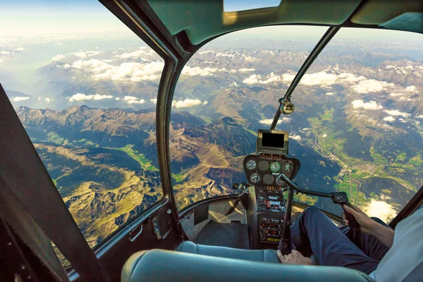 Helicóptero en el paisaje de montaña — Foto de Stock