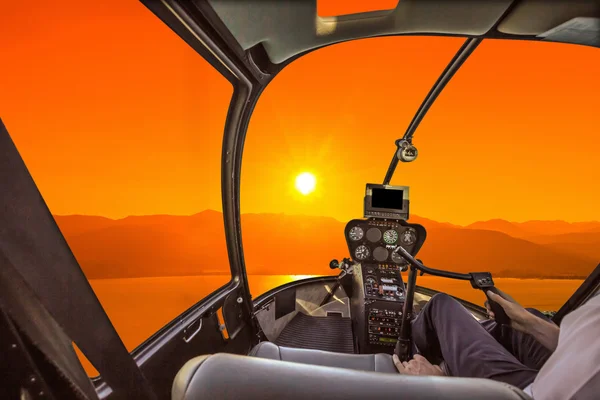 Helikopter-Cockpit bei Sonnenuntergang — Stockfoto