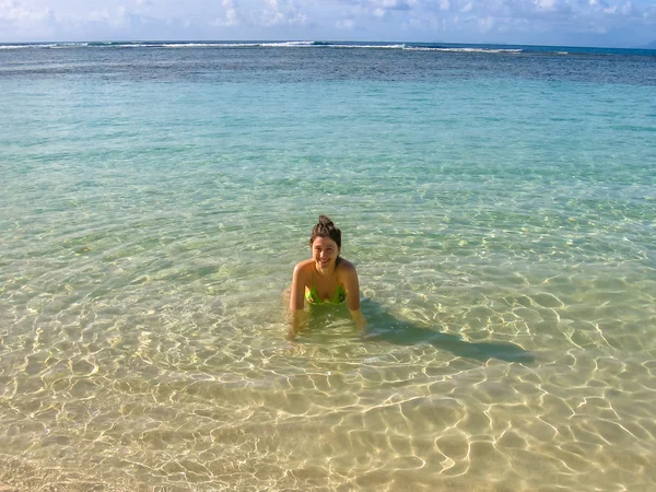 Mujer tomando el sol en el mar tropical — Foto de Stock