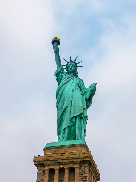 Статуя свободы в небе — стоковое фото
