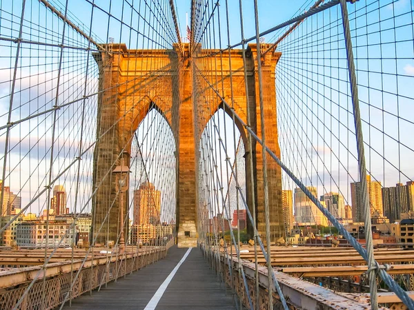 Бруклинский мост на закате — стоковое фото
