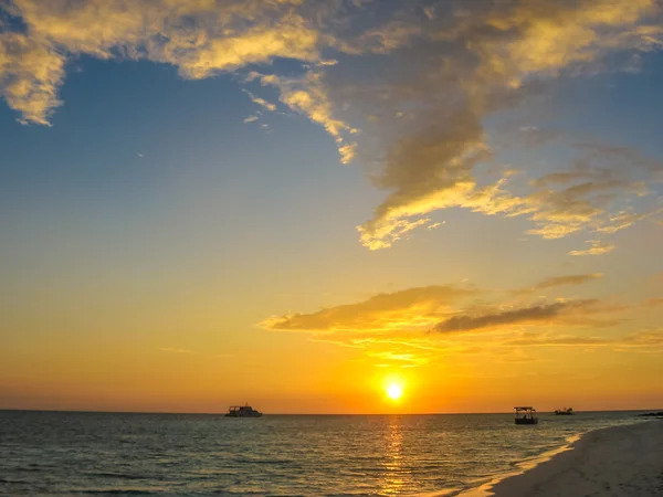 Мальдіви захід сонця над морем — стокове фото