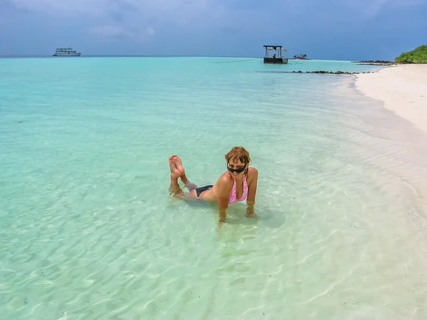 Mulher tomando banho de sol em férias tropicais — Fotografia de Stock