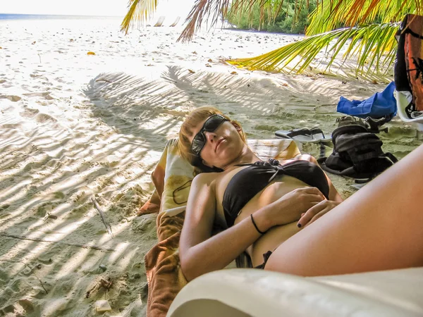Mulher tomando banho de sol em férias de verão — Fotografia de Stock