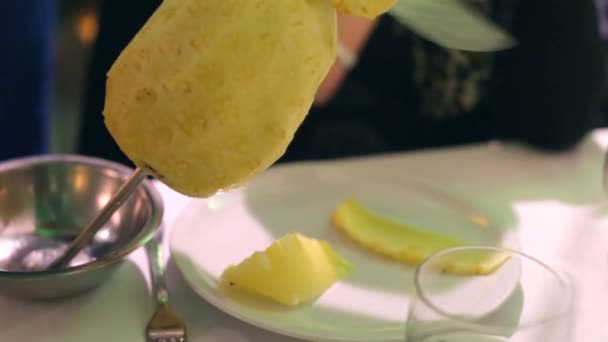 Ananas segmenten met zwaard — Stockvideo