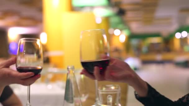 Copas de vino tinto salud — Vídeo de stock