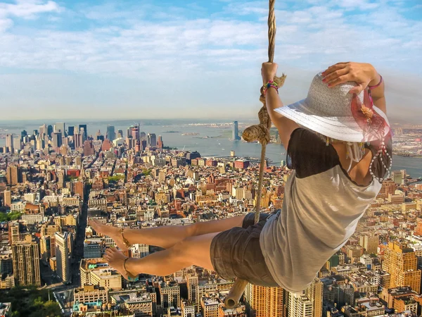 Женщина, качающаяся над Нью-Йорком — стоковое фото