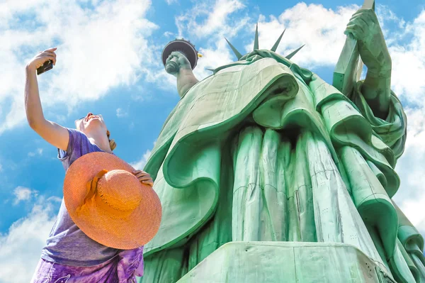 Tourist at Statue of Liberty — Stock Photo, Image