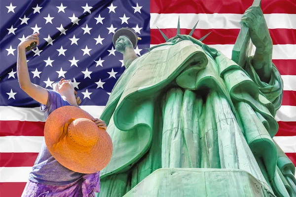 Estatua de la libertad con bandera americana —  Fotos de Stock