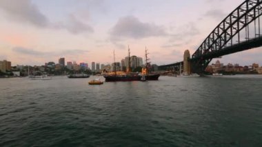 Sydney Nehri üzerinde tekne