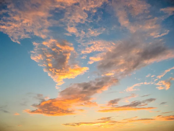 Farbige Wolken bei Sonnenuntergang — Stockfoto