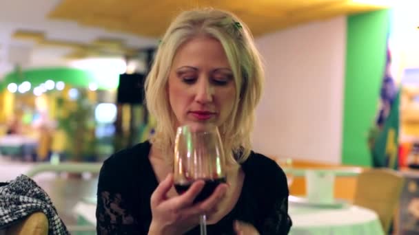 Donna ubriaca con vino — Video Stock