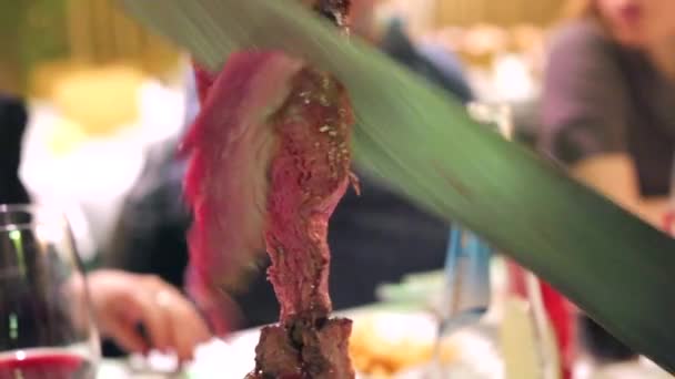 Мясо вырезано в бразильском стейкхаусе — стоковое видео