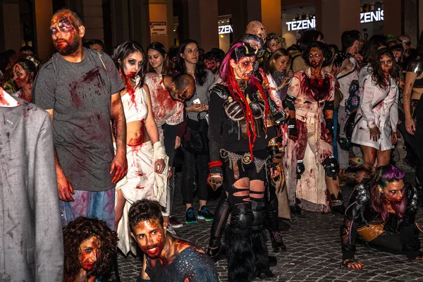 Zombi Cadılar Bayramı geçit töreni