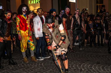 Zombi Cadılar Bayramı geçit töreni