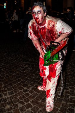 Elektrikli testere ile deli manyak