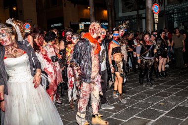 Zombi Cadılar Bayramı geçit töreni