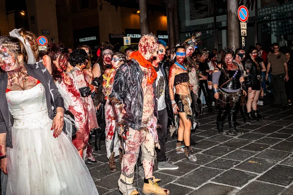 Zombi Cadılar Bayramı geçit töreni