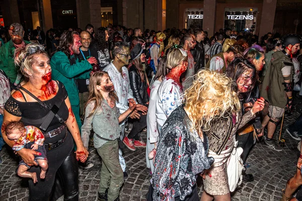 Zombi kıyamet geçit töreni