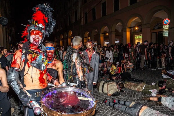 Zombi Cadılar Bayramı geçit töreni