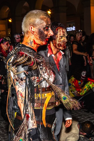  Zombi kıyamet geçit töreni