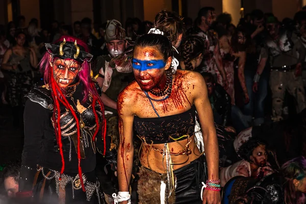 Zombie parade door de nacht — Stockfoto