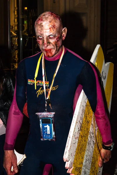 Enge zombie surfer — Stockfoto