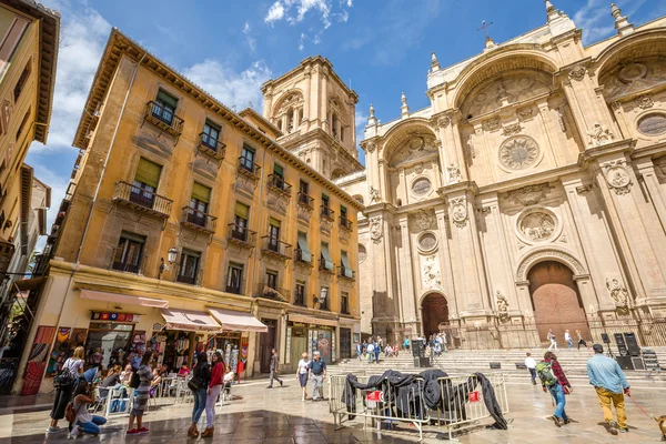 Turister i Granadas katedral — Stockfoto