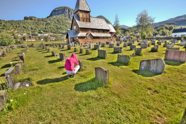 Praying at graveside — Stock Photo, Image